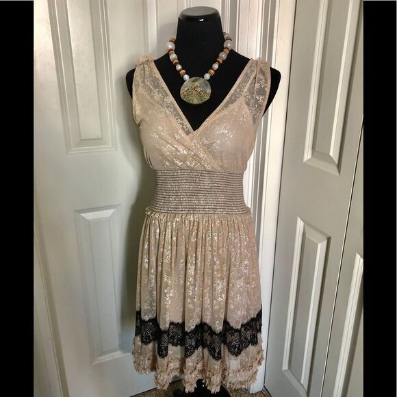 Beautiful feminine dress by Free People - Picture 1 of 3